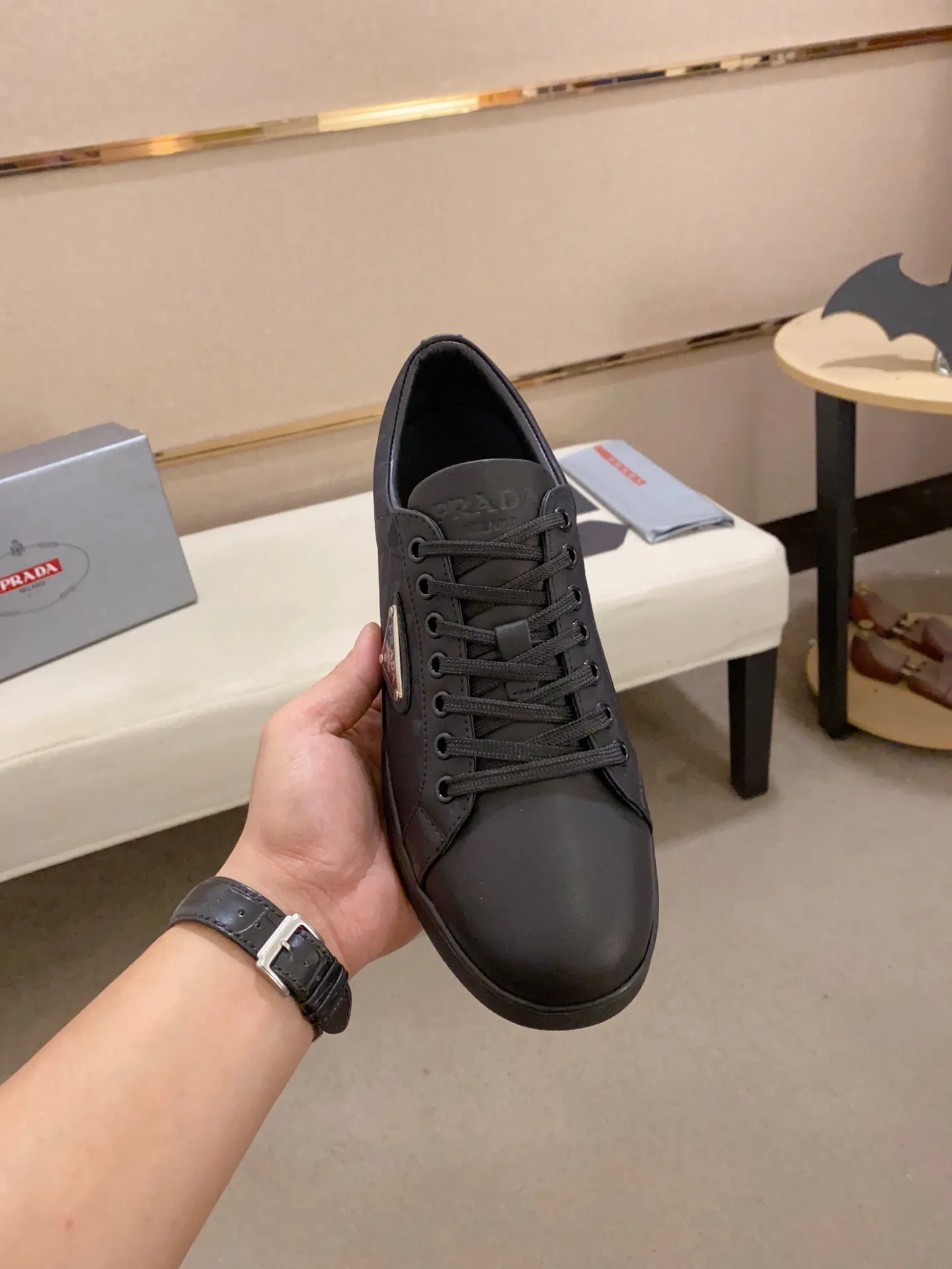 Men's shoes 💰 580💰 ✔️✔️✔️High-quality new PRADA counters are launched at the same time. The new men's shoes and 😘fabrics are selected from first-layer cowhide and are made by pure handicrafts. Lining: Full cowhide lining. 👍🏿 High-end ☄️ air-cushion molded anti-slip rubber outsole, exquisite lines, simple and elegant, comfortable and high-end for leisure travel. Code number: 38 to 44 (45 can be customized)